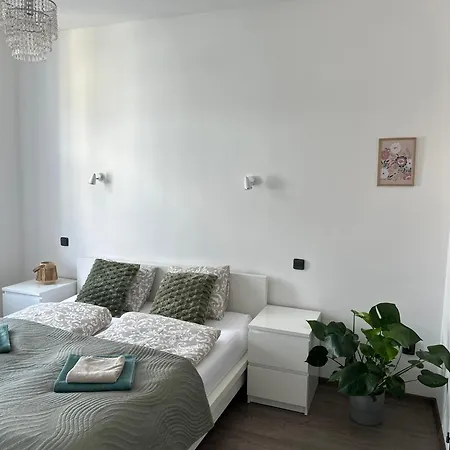 Moderni V Centru Hradce Kralove Appartement